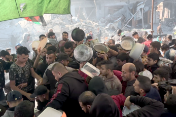 Gazans gather with pots, waiting and hoping for food. © eyad baba for prosper global