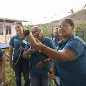 In san andrés, participants perform a hands-on fire response drill in an emergency preparedness workshop to strengthen community resilience for future disasters. 