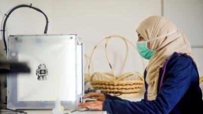 To help understaffed and undersupplied medical facilities in Tunisia, our teams partnered with local organizations to use 3D printers to create personal protection equipment. © Ashref Ben Hammadi